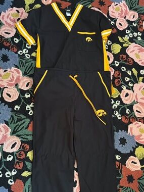Iowa Hawkeyes Scrub Dudz Size small set 
EUC